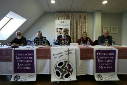 Las juntas vecinales de Pinos, el abogado Carlos González-Antón y el presidente de la Federación Leonesa de Entidades locales, hoy en rueda de prensa.