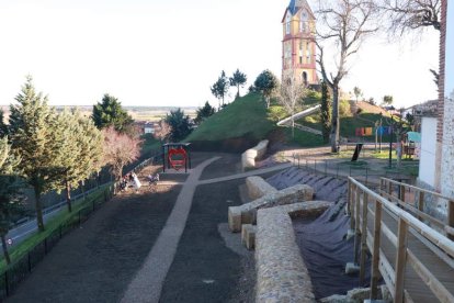 La principal atracción es el columpio del amor con frases de canciones.  CAMPOS