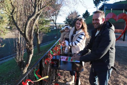 La principal atracción es el columpio del amor con frases de canciones.  CAMPOS