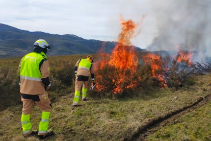 Quema controlada de los Bomberos de León