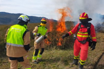 Quema controlada de los Bomberos de León