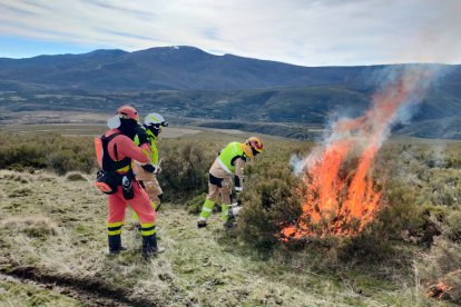 Quema controlada de los Bomberos de León
