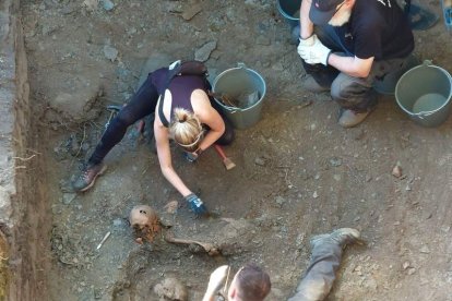 Exhumación de los restos hallados en el cementerio de Primout el pasado verano.
