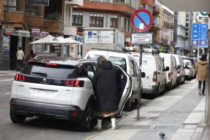 La modificación de la ordenanza endurece el control de los carga y descarga.