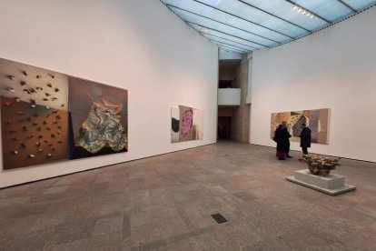 Varias obras y momentos de la inauguración ayer en Vigo de ‘Desexando ser’, de Daniel Verbis. L. GARCÍA