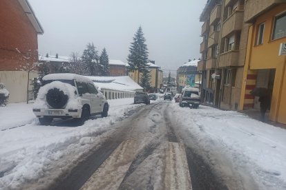 La localidad lacianiega ha amanecido cubierta de un manto blanco que ha ido extendiéndose a lo largo del día a parte de la provincia de León.