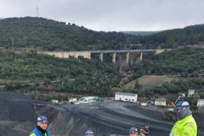 Maquinaria abundante para el trabajo de movimiento y afianzamiento de escombreras en Torre. | dl