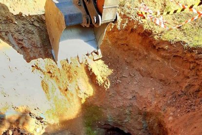 Maquinaria abundante para el trabajo de movimiento y afianzamiento de escombreras en Torre. | dl