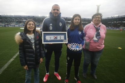 La Federación de Peñas entregó a Yuri el brazalete que lucirá cuando juegue en recuerdo de los 500 partidos con el equipo.