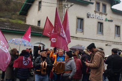 Los responsables de UPL y la delegación leonesa junto al secretario general de Foro Asturias, ayer en la estación de Pola de Lena.  DL