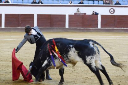 Los aceros privaron del triunfo a tres de los novilleros que debutaron en El Parque.  MARÍA FUENTES