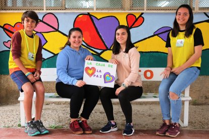 Grupo de alumnos sonrientes en el patio de una Escuela Reto