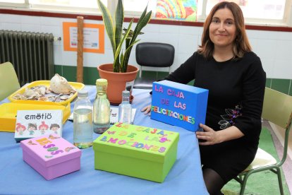 Eva Solaz, sentada en el aula de una Escuela RETO.