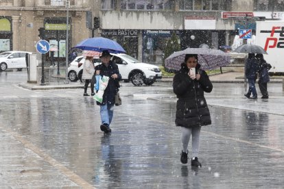 Ha nevado con fuerza en la ciudad de León este lunes.