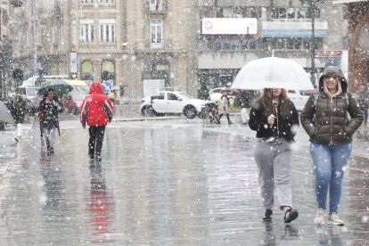 Ha nevado con fuerza en la ciudad de León este lunes.