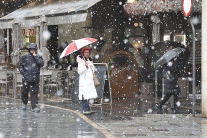 Ha nevado con fuerza en la ciudad de León este lunes.