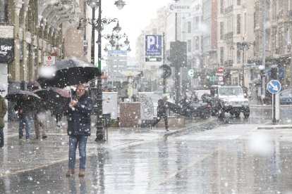 Ha nevado con fuerza en la ciudad de León este lunes.