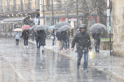 Ha nevado con fuerza en la ciudad de León este lunes.