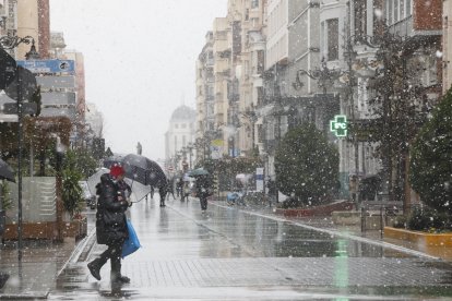 Ha nevado con fuerza en la ciudad de León este lunes.