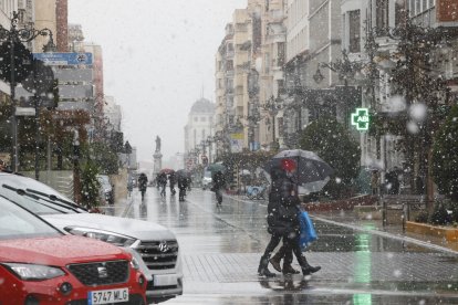 Ha nevado con fuerza en la ciudad de León este lunes.