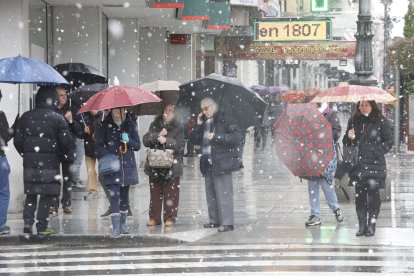 Ha nevado con fuerza en la ciudad de León este lunes.