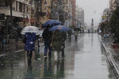 Ha nevado con fuerza en la ciudad de León este lunes.