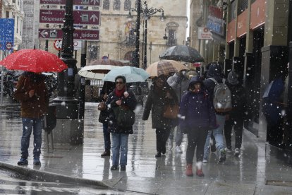 Ha nevado con fuerza en la ciudad de León este lunes.