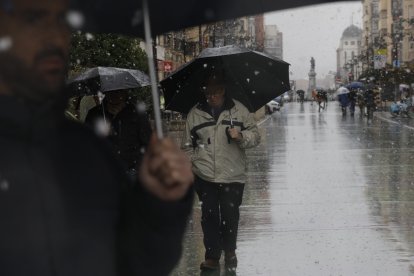 Ha nevado con fuerza en la ciudad de León este lunes.