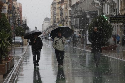 Ha nevado con fuerza en la ciudad de León este lunes.