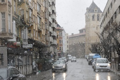 Ha nevado con fuerza en la ciudad de León este lunes.
