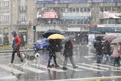 Ha nevado con fuerza en la ciudad de León este lunes.
