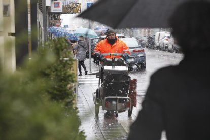 Ha nevado con fuerza en la ciudad de León este lunes.