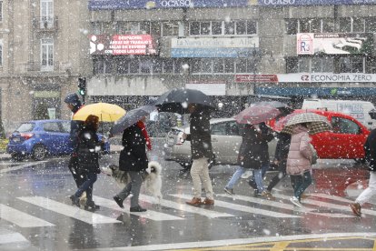 Ha nevado con fuerza en la ciudad de León este lunes.