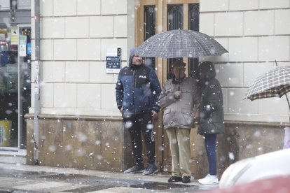 Ha nevado con fuerza en la ciudad de León este lunes.
