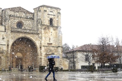 Ha nevado con fuerza en la ciudad de León este lunes.