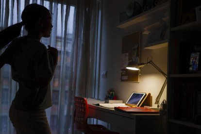 Una joven, cerca de un dispositivo móvil. 