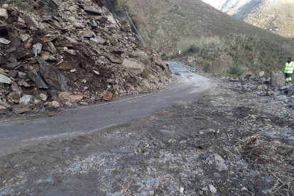 Otra imagen, desde la zona que había quedado aislada, del lugar donde se ha reabierto un carril