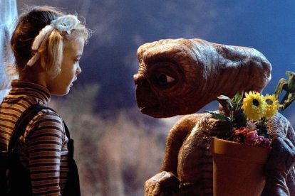 Una escena de ‘E.T.’, de Spielberg. ARCHIVO
