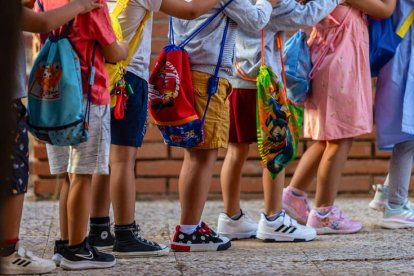 Niños en el acceso a su centro educativo.