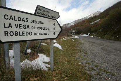 La marcha se inicia caminando por el margen de las carreteras locales que enlazan los pueblos asentados en las vegas del arroyo de Caldas en Caldas de Luna y del arroyo de la Fuentona en La Vega de Robledo y RObledo de Caldas.