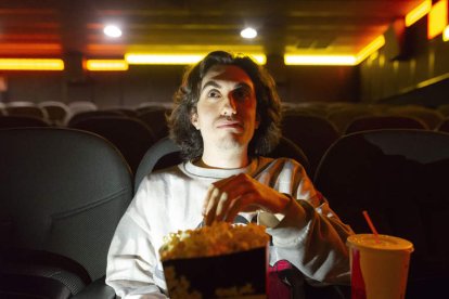 Pablo Martínez ve una película en el cine Van Gogh en León.