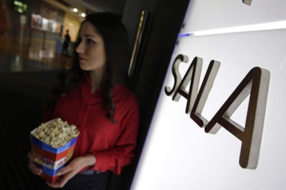 Sonia González a la entrada de una sala en los cines Odeón en León.