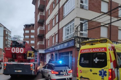 Servicios de emergencia junto al edificio en el que se desataron las llamas.