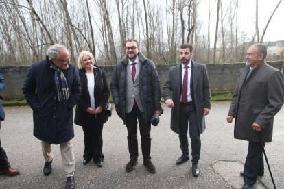 Barbón, junto al alcalde de Noceda, el presidente del Consejo Comarcal y otras autoridades locales.