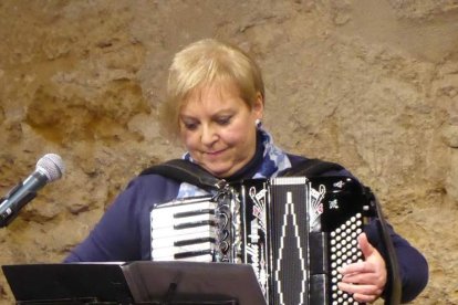 Una componente del grupo Xaleu de Laciana.