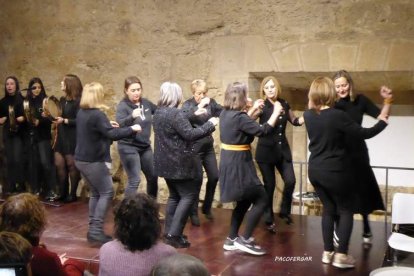 Las mujeres de Llamas de la Ribera bailan al son de las niñas pandereteras.
