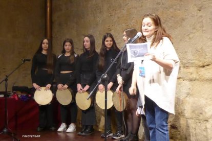 Cristina Izquierdo presenta a las niñas pandereteras de Llamas de la Ribera.