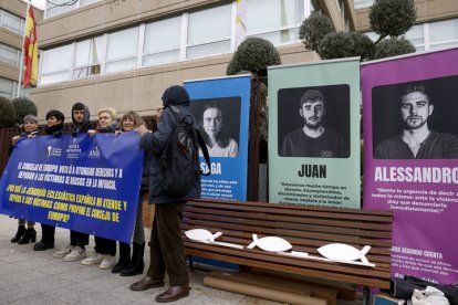 Representantes de varias asociaciones de víctimas de abusos en la Iglesia protestan ante los obispos.