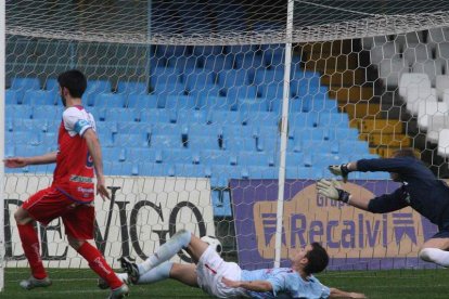 Acción en la que Rubén Vega marcó el gol de la victoria en Vigo. DL