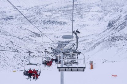 Imágenes de las estaciones de Leitariegos-Valle de Laciana y San Isidro, que este fin de semana volverán a llenarse de esquiadores y forofos del deporte blanco.